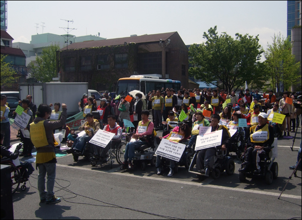 4월 20일. 제31회 '장애인의 날' 대구시청 앞에 모인 200여명의 장애인과 장애인 가족, 시민사회단체 회원, 정당인들의 모습. 이들은 "시혜와 동정의 시선으로 바라보는 기존 '장애인의 날'을 거부하고, '장애인차별철폐의 날'로 만들어 가겠다"며 "장애인 생존권 보장을 위한 '6대 요구안'을 대구시가 수용하라"고 촉구했다 / 사진. 평화뉴스 박광일 기자