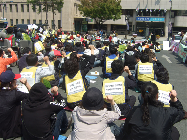 대구시청 앞에 모인 '420장애인차별철폐대구투쟁연대' 회원 200여명이 "장애인 생존권 보장을 위한 '6대 요구안'을 수용하라"고 외치고 있다 / 사진. 평화뉴스 박광일 기자