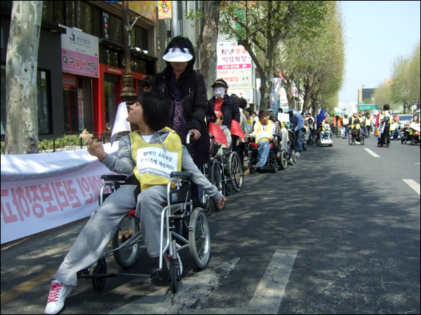 대구시청 앞에서 출발해 공평네거리를 지나 삼덕파출소 앞 도로를 행진하고 있는 장애인들의 모습 / 사진. 평화뉴스 박광일 기자