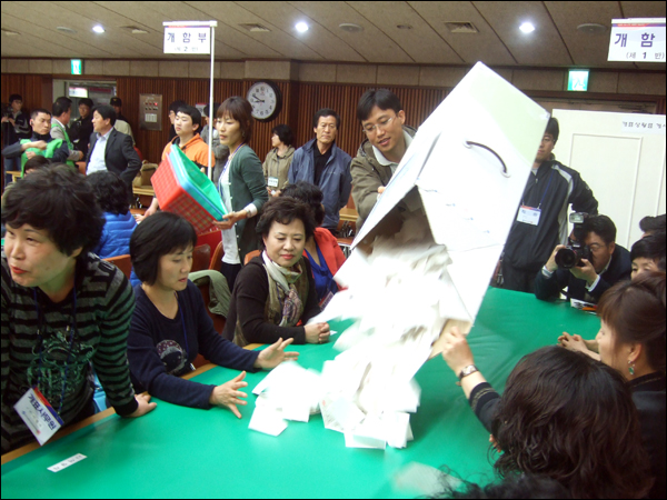 선관위 직원이 개함부 탁자에 투표용지를 쏟아 붇고 있다 / 사진. 평화뉴스 박광일 기자