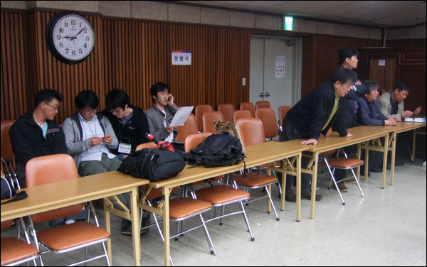 투표장 뒤편에 마련된 관람석에 앉아 개표상황을 지켜보고 있는 관람인들. 이들은 참관인들이 가져온 개표상황을 전화로 후보자들에게 알리기도 했다 / 사진. 평화뉴스 박광일 기자