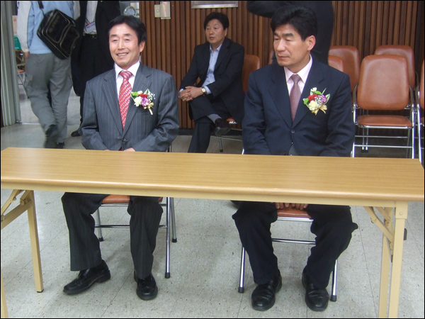 10시30분쯤 당선이 확정된 후보자들이 공식 개표결과 발표를 기다리고 있다. '달서구 라' 선거구의 한나라당 배보용 당선자(좌)와 '달서구 마' 선거구의 한나라당 이성순 당선자(우) / 사진. 평화뉴스 박광일 기자