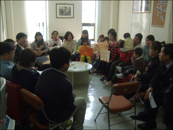 법무부 대구출입국관리사무소 석태근 소장과 면담을 하고 있는 베트남 이주여성들과 대구지역 시민사회단체 회원들 / 사진. 평화뉴스 박광일 기자