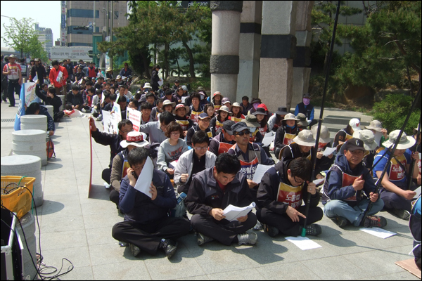 집회를 위해 근로복지공단 대구지역본부 앞에 모인 민주노총 대구본부 소속 근로자 200여명의 모습 / 사진. 평화뉴스 박광일 기자