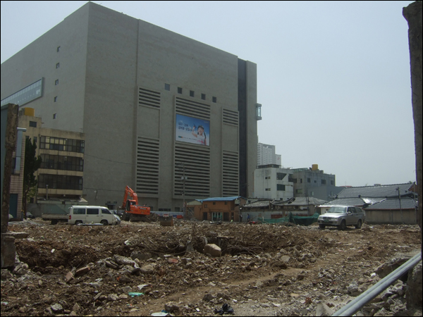 지난 3월 17일 중구청의 건축허가 최종 승인에 따라 건설되고 있는 현대백화점 주차타워 부지 일대의 모습 / 사진. 평화뉴스 박광일 기자