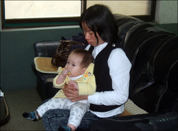 베트남 이주노동자 홍(31.여)씨가 대구외국인근로자선교센터에서 아기를 안고 있다 (2011.05.11) / 사진. 평화뉴스 박광일 기자