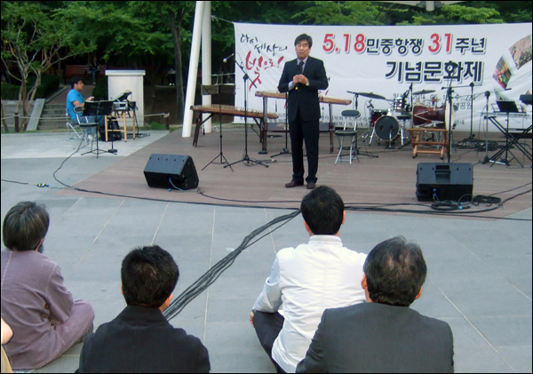 대구 2.28기념공원에서 열린 <5.18민중항쟁 31주년 기념문화제>에서 5.18구송부상자회대구경북지부 백현국 지부장이 기념사를 하고 있다 (2011.5.18) / 사진. 평화뉴스 박광일 기자