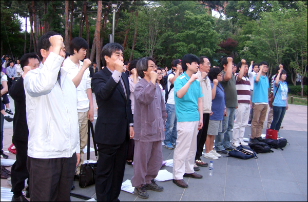 <5.18민중항쟁 31주년 기념문화제> 참석자들이 '님을 위한 행진곡'을 부르고 있다 / 사진. 평화뉴스 박광일 기자