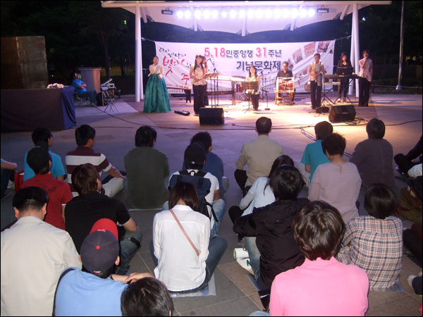 창작합주단 '여음'의 공연. 노래 '우리가 원하는 우리나라', 민요 '아리랑'을 연주했다 / 사진. 평화뉴스 박광일 기자