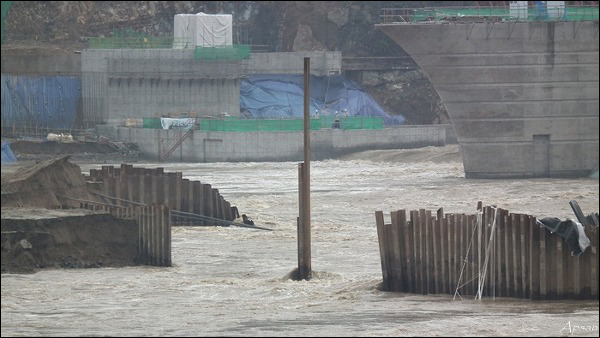 '낙동강 제22공구 달성보 건설현장'의 무너진 가물막이와 불어난 강물 (2011.05.12) / 사진제공. 대구환경운동연합