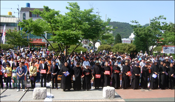 이날 결의대회에는 정당과 시민사회단체, 성직자, 시도민 400여명이 참석했다. (2011.05.29) / 사진. 평화뉴스 박광일 기자