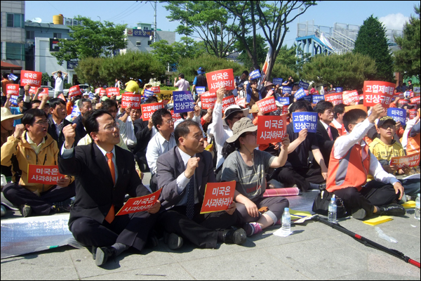 결의대회 참석자들이 '고엽제매립 진상규명', '미국은 사과하라' 구호를 외치고 있다 / 사진. 평화뉴스 박광일 기자