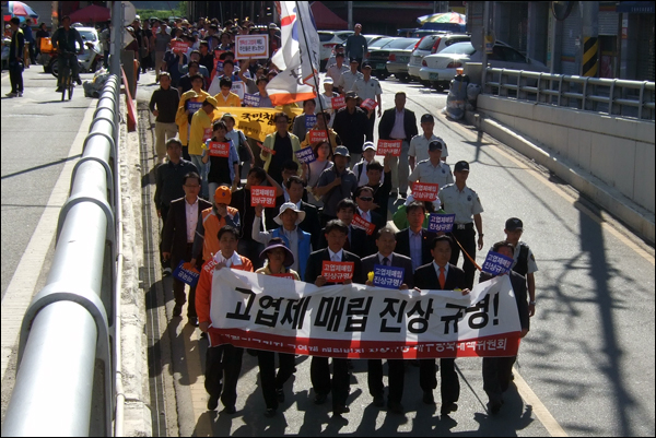 결의대회가 끝난 뒤 400여명의 참석자들이 왜관 캠프캐럴 미군기지 후문까지 거리행진을 펼쳤다 / 사진. 평화뉴스 박광일 기자