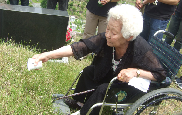 일본군 위안부 피해자 김달선(87) 할머니가 故(고) 김분순 할머니의 묘소에 술잔을 올리고 있다 (2011.06.06) / 사진. 평화뉴스 박광일 기자