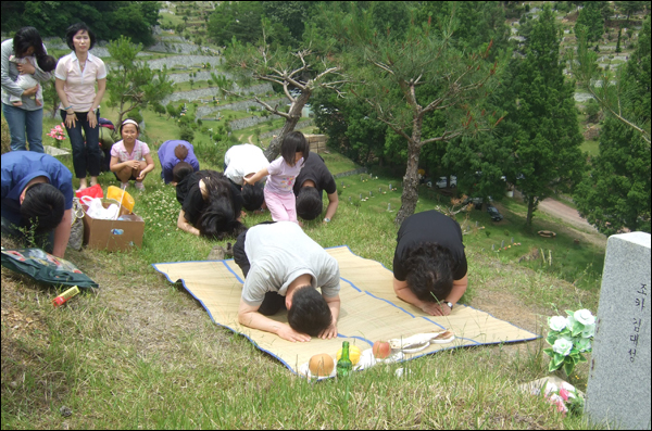 일본군 위안부 피해자를 위한 추모제 참석자들이 칠곡 현대공원묘지에 안장된 故(고) 김분순 할머니의 묘소에 절을 하고 있다 (2011.06.06) / 사진. 평화뉴스 박광일 기자