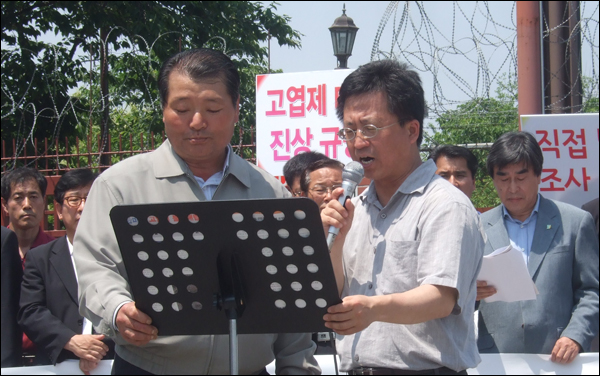 한국농업경영인연합회 김하연 칠곡군회장(왼쪽)과 대구평화와통일을여는사람들 백창욱 대표(오른쪽)가 기자회견문을 낭독하고 있다 (2011.06.07) / 사진. 평화뉴스 박광일 기자