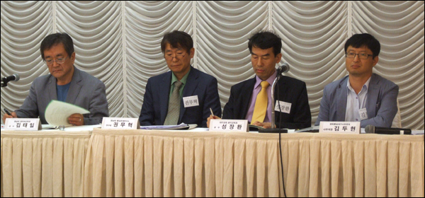 (왼쪽부터) 영남대 정치외교학과 김태일 교수, 영남대 통일문제연구소 권무혁 연구원, 대구교대 윤리교육과 성장환 교수, 평화통일대구시민연대 김두현 사무처장 / 사진. 평화뉴스 박광일 기자