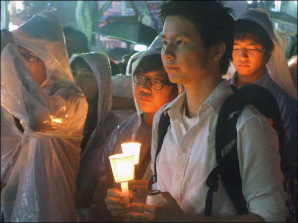 대구 2.28기념공원에서 열린 촛불집회에 참석한 한 대학생이 촛불을 들고 '반값 등록금 이행'을 촉구하고 있다 / 사진. 평화뉴스 박광일 기자