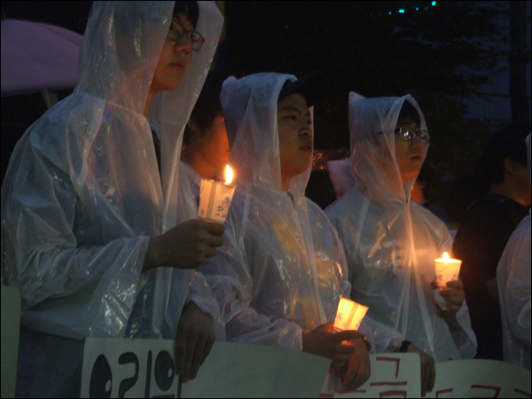 손에 촛불을 든 대학생들의 모습 / 사진. 평화뉴스 박광일 기자