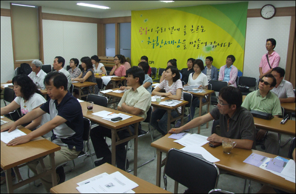 시민사회단체 회원과 시민 40여명이 이시우 작가의 강연을 듣고 있다 (2011.06.13) / 사진. 평화뉴스 박광일 기자