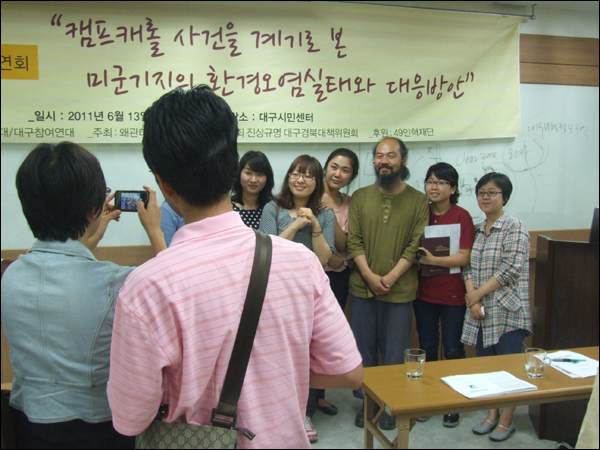 강연이 끝난 뒤 참석자들이 이시우 작가와 기념사진을 촬영하고 있다 / 사진. 평화뉴스 박광일 기자