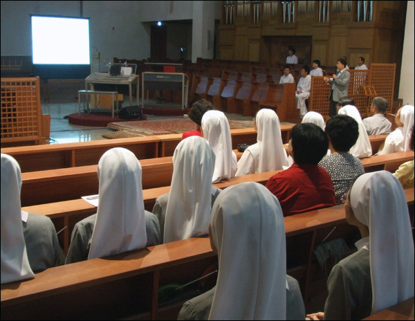 성베네딕도회왜관수도원에서 '생명의 야단법석'이라는 주제로 주민문화제가 열렸다. 이날 문화제는 대경대책위와 민간협의회가 주최했으며, 종교인과 시민사회단체 회원, 지역 주민 300여명이 참석했다. 문화제 참석자들이 노동환경연구소 임상혁 소장의 강연을 듣고 있는 모습 (2011.06.24) / 사진.평화뉴스 박광일 기자