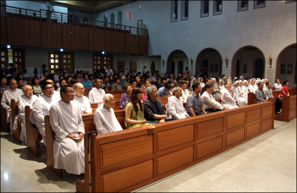 주민문화제 참석자들. 종교인과 시민사회단체 회원, 지역 주민을 비롯한 300여명이 참석한 이날 문화제는 '1부-음악이 흐르는 강연'과 '2부-생명을 지키는 소리'로 나뉘어 2시간 30분가량 진행됐다 / 사진.평화뉴스 박광일 기자