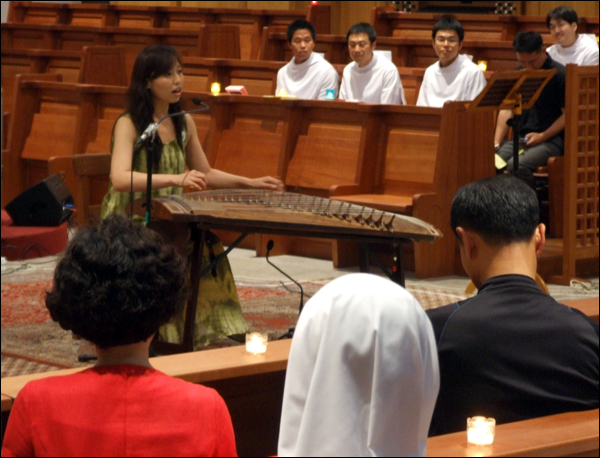 가야금 연주자 정민아씨가 '새야새야', '태평가'를 노래하고 있다 / 사진.평화뉴스 박광일 기자