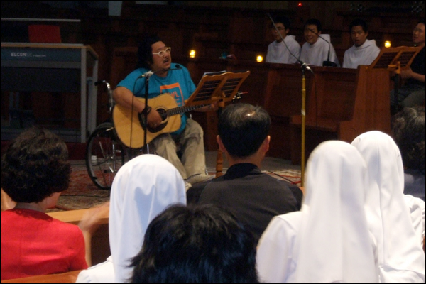 생활성가 가수 유승훈씨가 '7080 통기타' 공연을 선보이고 있다 / 사진.평화뉴스 박광일 기자