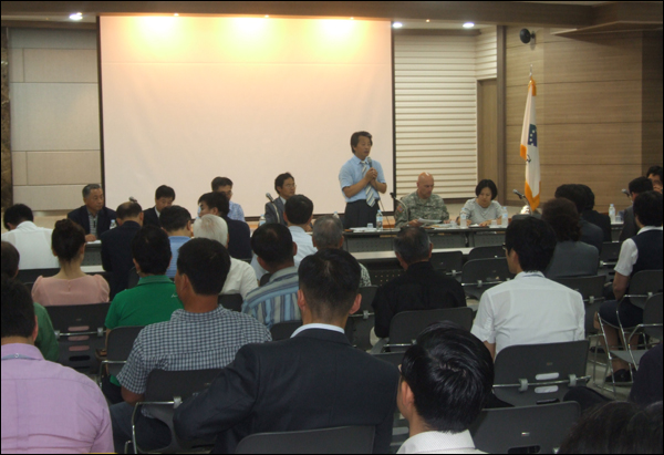 한미공동조사단이 칠곡군청에서 주민설명회를 열고 캠프캐럴 미군기지 헬기장 지역에서 자력탐사와 전기비저항탐사, 지하투과레이더탐사를 비롯한 지구물리탐사를 진행한 결과 모두 22군데에서 금속성 물질로 추정되는 이상 징후를 발견했다고 밝혔다. 한국측 조사단장인 옥곤 부경대 교수가 조사결과를 설명하고 있다 (2011.07.08) / 사진. 평화뉴스 박광일 기자