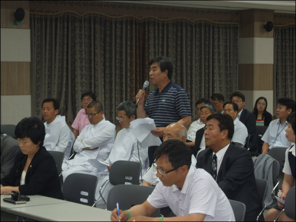 <대경대책위> 백현국 공동대표가 한미공동조사단에게 이번 조사결과에 대한 질문을 하고 있다 (2011.07.08) / 사진. 평화뉴스 박광일 기자