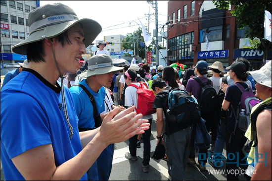 한진중공업 노동자들이 10일 오후 부산 봉래동 로터리에서 '2차 희망의 버스' 를 마치고 돌아가는 사람들을 배웅하고 있다. ⓒ양지웅 기자