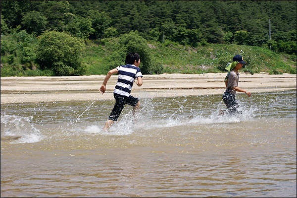 국민이 원하는 강의 모습인 이런 모습이다. 낙동강의 원래 모습인 내성천에서 아이들이 신나게 달리고 있다. 강과 하나가 된 모습이다 / 사진. 정수근