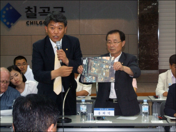 민주노동당 김선동 국회의원이 지도를 들고 스티브 하우스씨가 지목한 고엽제 매립 장소를 설명하고 있다 (2011.07.27) / 사진. 평화뉴스 박광일 기자