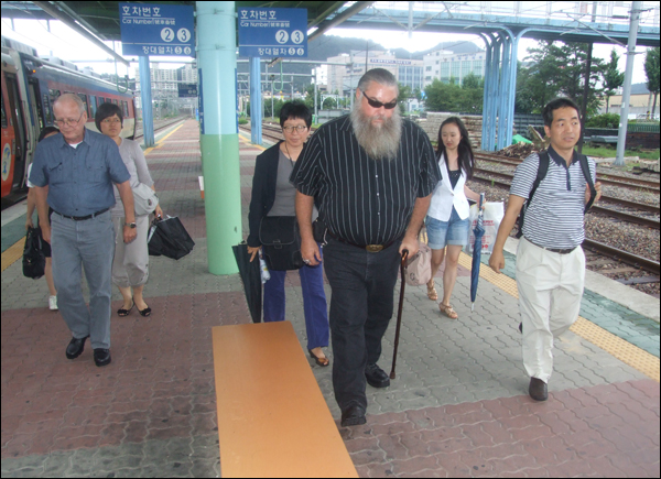 왜관역에 도착한 전직 주한미군 스티브 하우스씨와 필 스튜어트씨 (2011.07.27) / 사진. 평화뉴스 박광일 기자