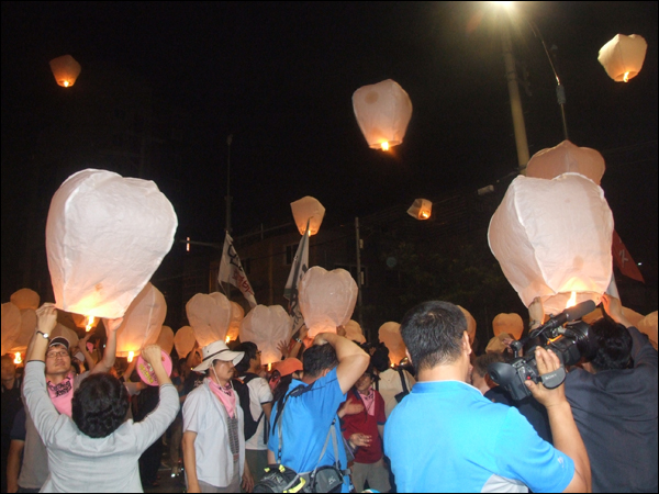 '3차 희망버스' 참가자들이 풍등을 날려보내고 있다 (2011.07.31) / 사진. 평화뉴스 박광일 기자