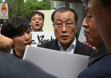 김재철 사장이 1일 오후 방문진 이사회에서 사의를 번복한 뒤 나오는 가운데, MBC노조 관계자들이 길을 막고 사표 제출 경위 등을 따져묻고 있다 / 사진 제공. MBC노조