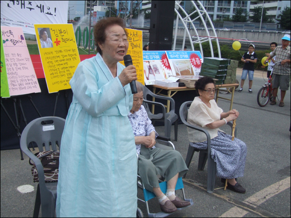 이용수(83) 할머니가 "일본 정부는 입법을 통해 위안부 문제를 반드시 해결해야 한다"고 발언하고 있다 (2011.08.13) / 사진. 평화뉴스 박광일 기자