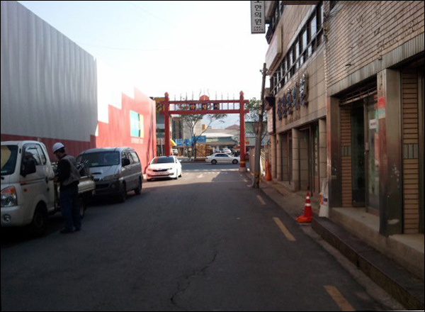 철거되기 전 약령1길 달구벌대로 방면 입구에 설치돼 있었던 약령시 남쪽 '홍살문'의 모습 / 사진. 대구KYC 김동렬 대표 제공