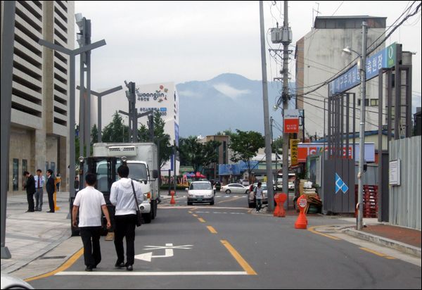 약령시 남쪽 '홍살문'이 사라진 뒤 폭 6m, 편도 1차선이었던 현대백화점 진입로가 폭 11m, 왕복 2차선으로 확장된 모습 (2011.08.22) / 사진. 평화뉴스 박광일 기자