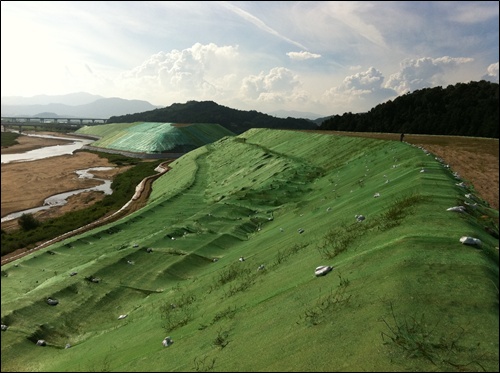 MB 씨가 노래하는 녹색성장의 전형으로 보여주는 ‘녹색성장’ 산이다. 모래로 쌓은 녹색성장의 제단이다 / 사진. 정수근