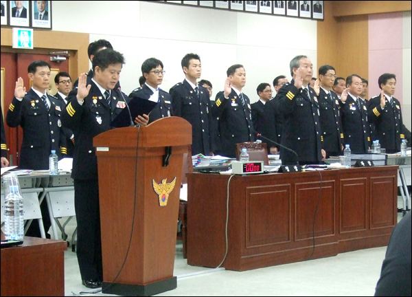 증인 선서를 하고 있는 김정석 경북지방경찰청장과 경찰 공무원들 (2011.10.06) / 사진. 평화뉴스 박광일 기자