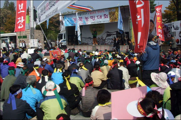 올 여름 이상기후로 인해 농작물 피해를 입은 농민들이 경북도청 앞에서 '경북농민대회'를 갖고 농작물 피해 보상과 쌀값 보장을 촉구하고 있다. 전국농민회 경북도연맹이 주최한 이날 농민대회에는 경북지역 농민 700여명이 참석했다 (2011.10.10) / 사진. 평화뉴스 박광일 기자