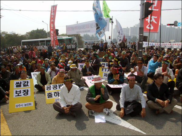 농민대회에 참석한 경북지역 농민들 (2011.10.10) / 사진. 평화뉴스 박광일 기자