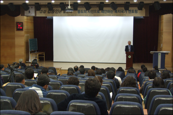 '중도의 시선으로 제안하는 복지국가 멘토링'이라는 주제로 열린 이날 강연에는 시민 100여명이 참석한 가운데 대구대학교 대명동캠퍼스 대강당에서 2시간30분가량 진행됐다 (2011.10.20) / 사진. 평화뉴스 박광일 기자