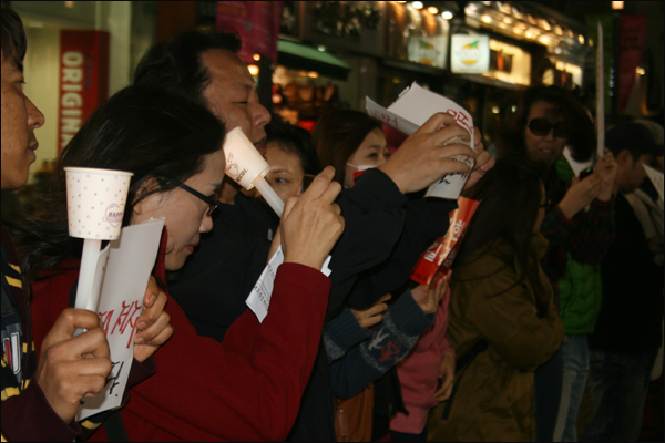 SNS를 통해 제안된 '한미FTA 저지' 촛불집회...인터넷 카페 '여성시대' 회원과 대학생을 포함해 90여명이 참가했다(2011.11.6 대구 동성로 한일극장 앞) / 사진. 평화뉴스 오택진 객원기자