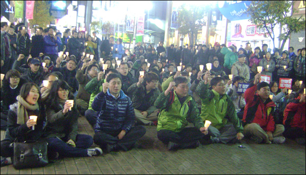 참가자들은 "한미FTA 무효화"를 주장하며 1시간 30분동안 집회를 열었다 / 사진. 평화뉴스 유지웅 기자