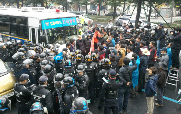 집회 참가자들이 "연행자 석방"을 요구하며 경찰 버스를 막고 있다 / 사진. 평화뉴스 유지웅 기자