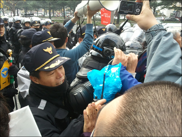 밀고 오는 경찰을 집회 참가자들이 막으면서 몸싸움을 벌이고 있다 / 사진. 평화뉴스 유지웅 기자