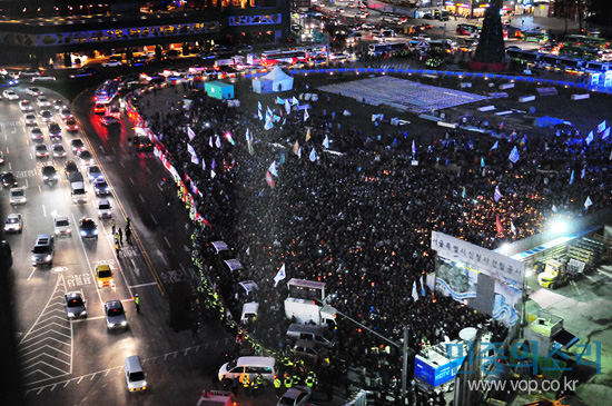 23일 저녁 서울광장 인근에서 한미FTA저지촛불문화제가 열린 가운데 1만여명의 시민들이 참석해 한미FTA 폐기를 촉구하고 있다. ⓒ이승빈 기자